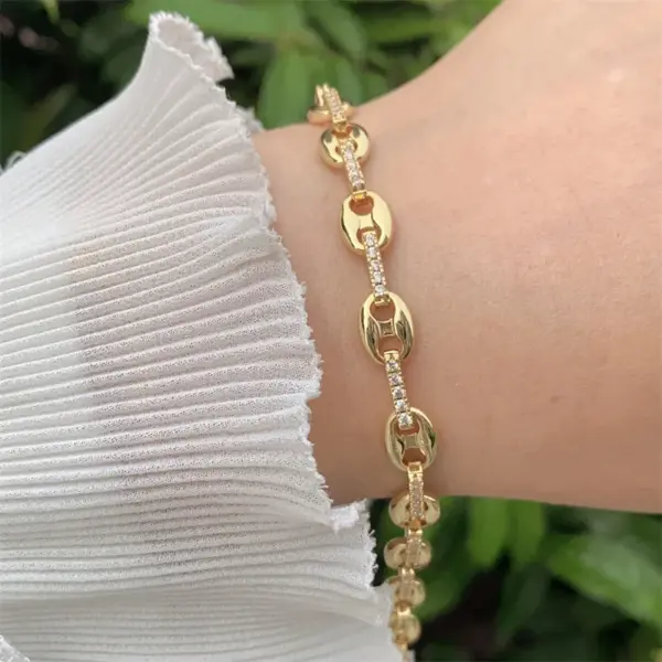 Wholesale Fashionable Multi-Style Copper Plated 18K Gold Color Zircon Heart Geometric Bracelet Suitable For Daily Wear Valentine's Day Gift