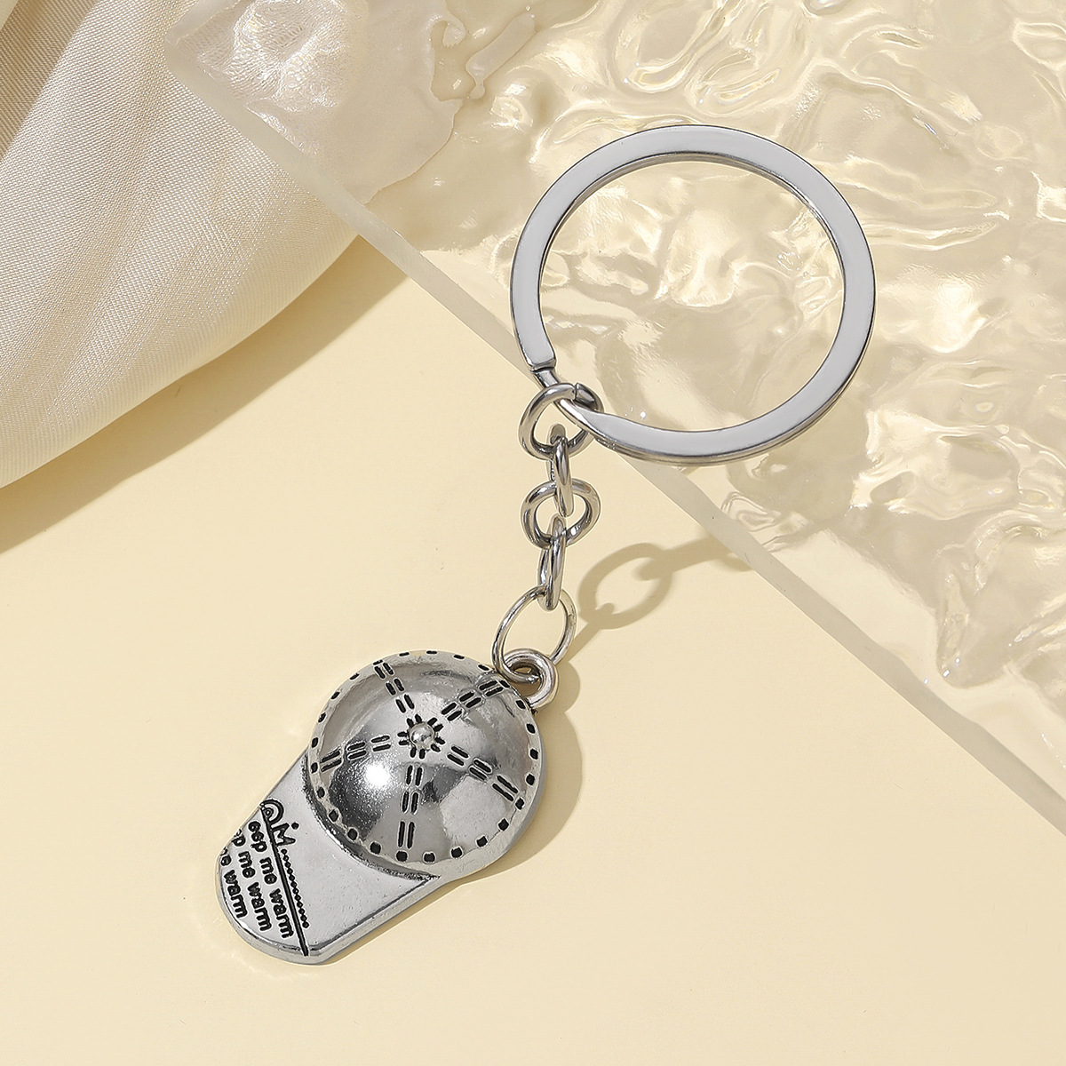 Wholesale European and American New Metal baseball cap keychain silver alloy simulation sports baseball cap keychain pendant accessories