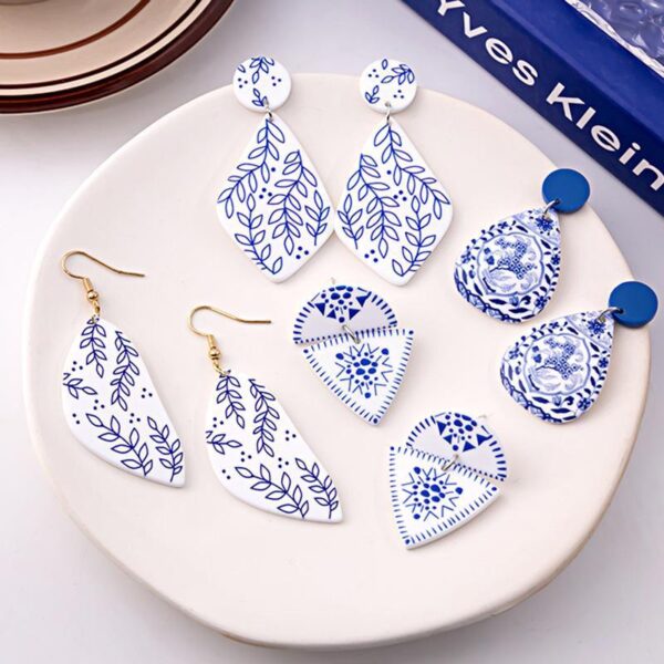 Wholesale style blue and white porcelain fragment earrings retro acrylic blue earrings elegant geometric earrings for women