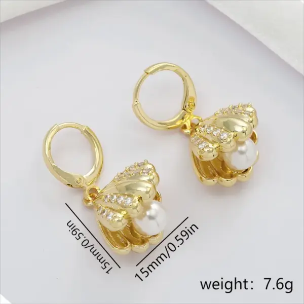 Wholesale Fashionable Shell Copper Micro-Paved Zirconia Simulated Pearl Ear Cuff Earrings Women's Versatile Ear Jewelry Daily Date Suitable
