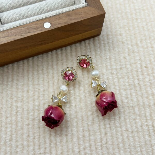 Wholesale ins elegant elegant elegant eternal flower earrings female niche design retro Mori Freshwater Pearl Rose earrings fashion