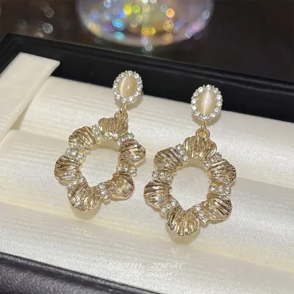Wholesale Exaggerated Gold Quadrilateral Stud Earrings For Women In Zinc Alloy