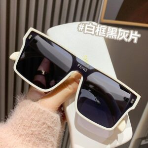 Plastic teeth / solid white frame with black and gray panels