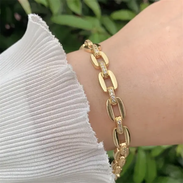 Wholesale Fashionable Multi-Style Copper Plated 18K Gold Color Zircon Heart Geometric Bracelet Suitable For Daily Wear Valentine's Day Gift