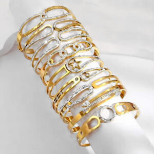 Wholesale Women's titanium steel star bracelet, colorfast and durable.