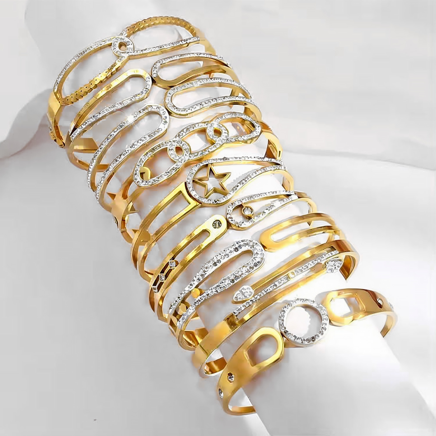 Wholesale Women's titanium steel star bracelet, colorfast and durable.