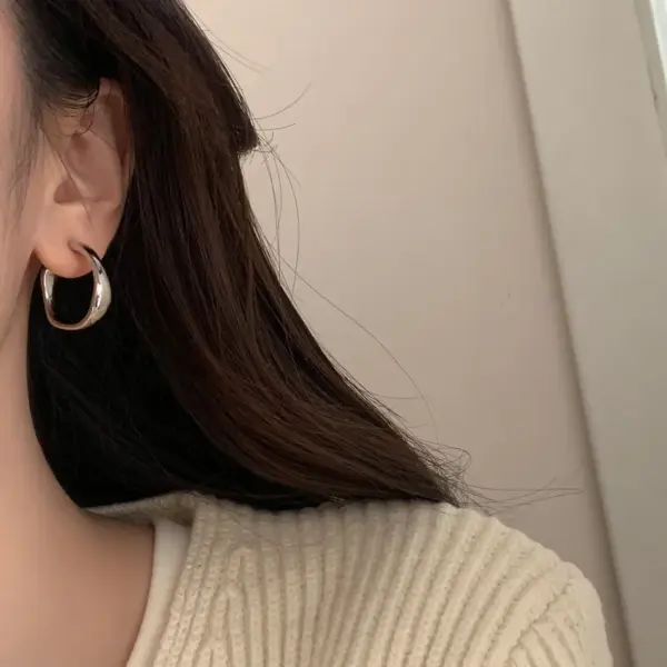 Wholesale Simple Style Circle Stud Earrings For Women In Golden Alloy Material