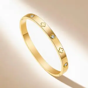 35-D-8 Gold Four-leaf Clover Diamond Bracelet