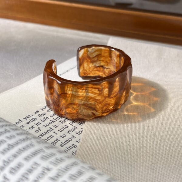 Wholesale resin acrylic niche wide bracelet women's Japanese and Korean retro minimalist fashion cold style amber bracelet