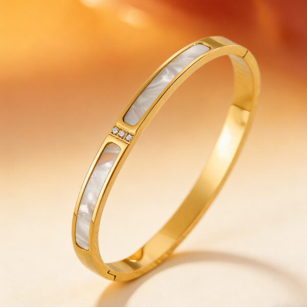 Wholesale Stainless steel and titanium steel colorfast jewelry, three-diamond shell titanium steel bracelet