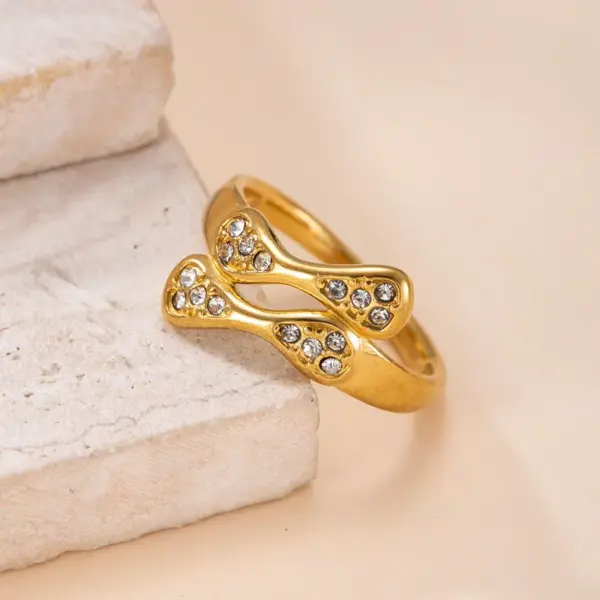 Wholesale Irregular Unisex Titanium Steel Ring For Everyday Wear Featuring Electroplated Gold Plating And Rhinestone Inlay