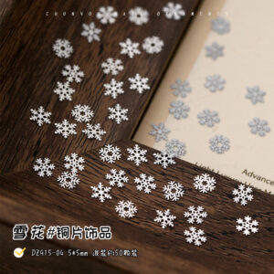 Mixed pack of about 50 snowflakes 5mm (dz915-04)