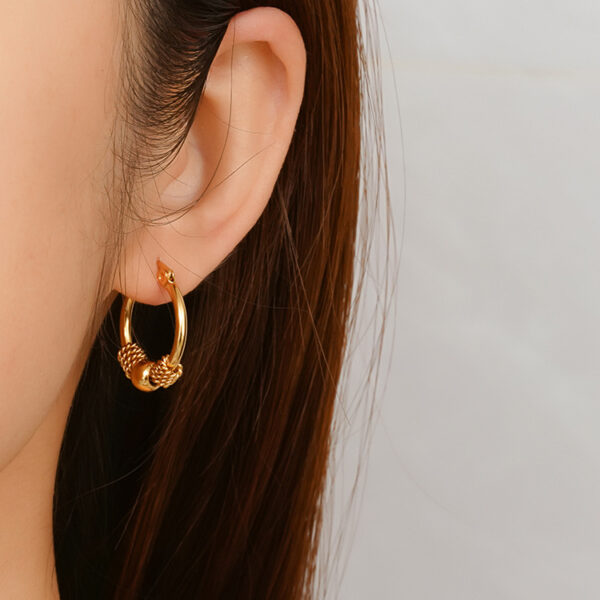 Wholesale fashion round spring clip bead earrings niche simple design women's fashion 18K stainless steel earrings
