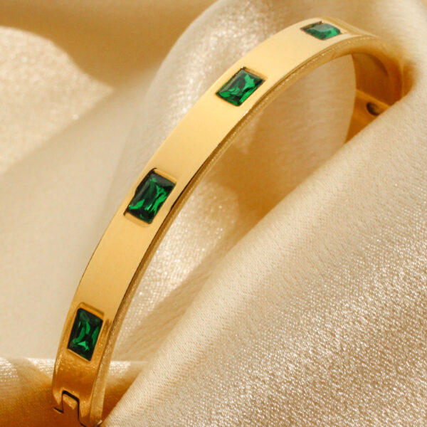 Wholesale -selling retro titanium steel bracelet diamond-encrusted high-end sense ladies bracelet light luxury imitation shell jewelry stainless steel jewelry