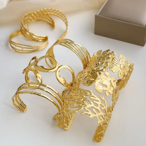 Wholesale PVD Coated 18K Gold Plated Flower Chrysanthemum 304 Stainless Steel Oversized Waterproof Non Tarnish 304 Stainless Steel Bangle