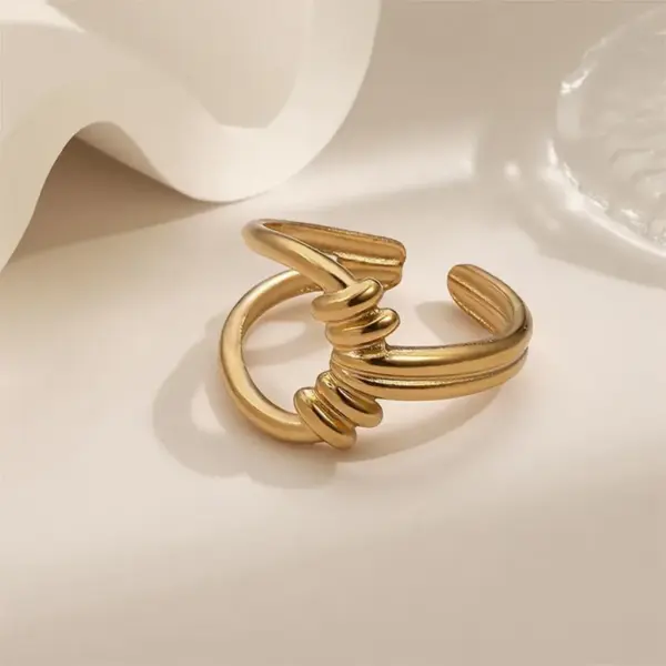 Wholesale Vintage Stainless Steel Ring With Zircon Flower Design 18K Vacuum Plated Non-Fading Eight-Pointed Star Ring Elegant Versatile Luxury Simple