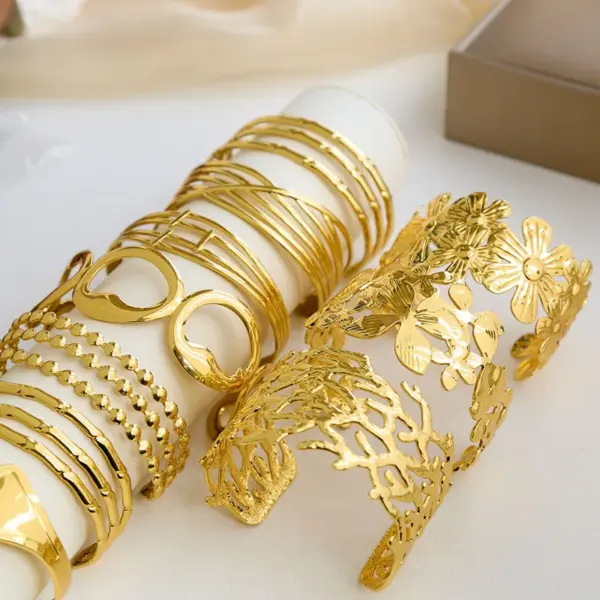 Wholesale PVD Coated 18K Gold Plated Flower Chrysanthemum 304 Stainless Steel Oversized Waterproof Non Tarnish 304 Stainless Steel Bangle