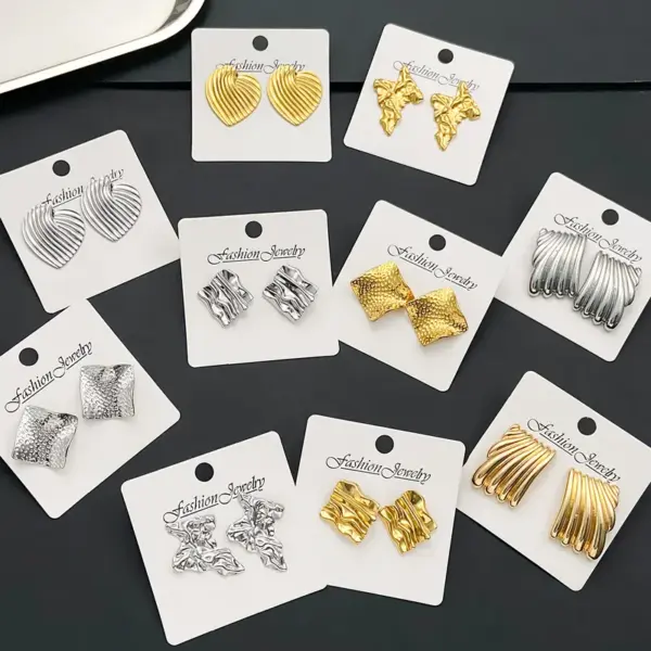 Wholesale 304 Stainless Steel Heart Shape Flower PVD Coated Gold Plated Vintage Style Simple Style Waterproof Non Tarnish Gold Ear Studs