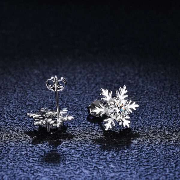 oly-967cd7ca979f8e1e4702f6eef21c2271 Wholesale S925 Sterling Silver Platinum-Plated Snowflake Six-Prong Simple Elegant Earrings with a High-End Design, a Gift for Girlfriend or Lover