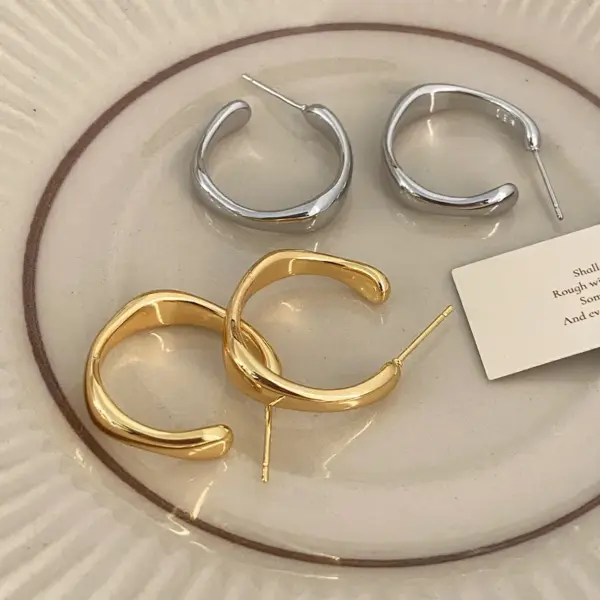 Wholesale Simple Style Circle Stud Earrings For Women In Golden Alloy Material