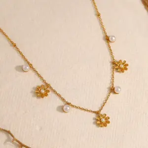 Wholesale PVD Coated 18K Gold Real Gold Plated Daisy 304 Stainless Steel French Style Commute IG Style Waterproof Non Tarnish 304 Stainless Steel Pendant Necklace