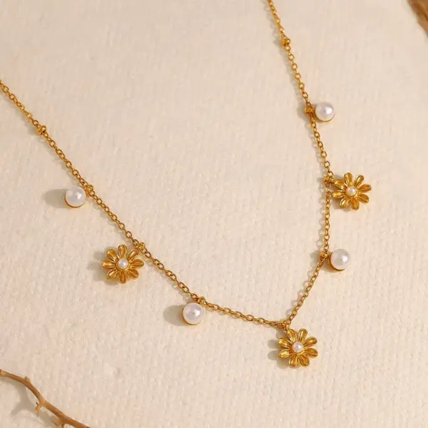 Wholesale PVD Coated 18K Gold Real Gold Plated Daisy 304 Stainless Steel French Style Commute IG Style Waterproof Non Tarnish 304 Stainless Steel Pendant Necklace