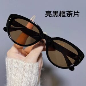 Bright black frame tea slices