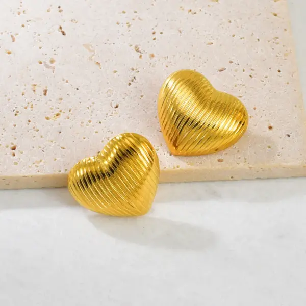 Wholesale Heart Shape Stud Earrings For Women In 304 Stainless Steel With Electroplated 18K Real Gold PVD Coated Layer 0.03µm-0.05µm