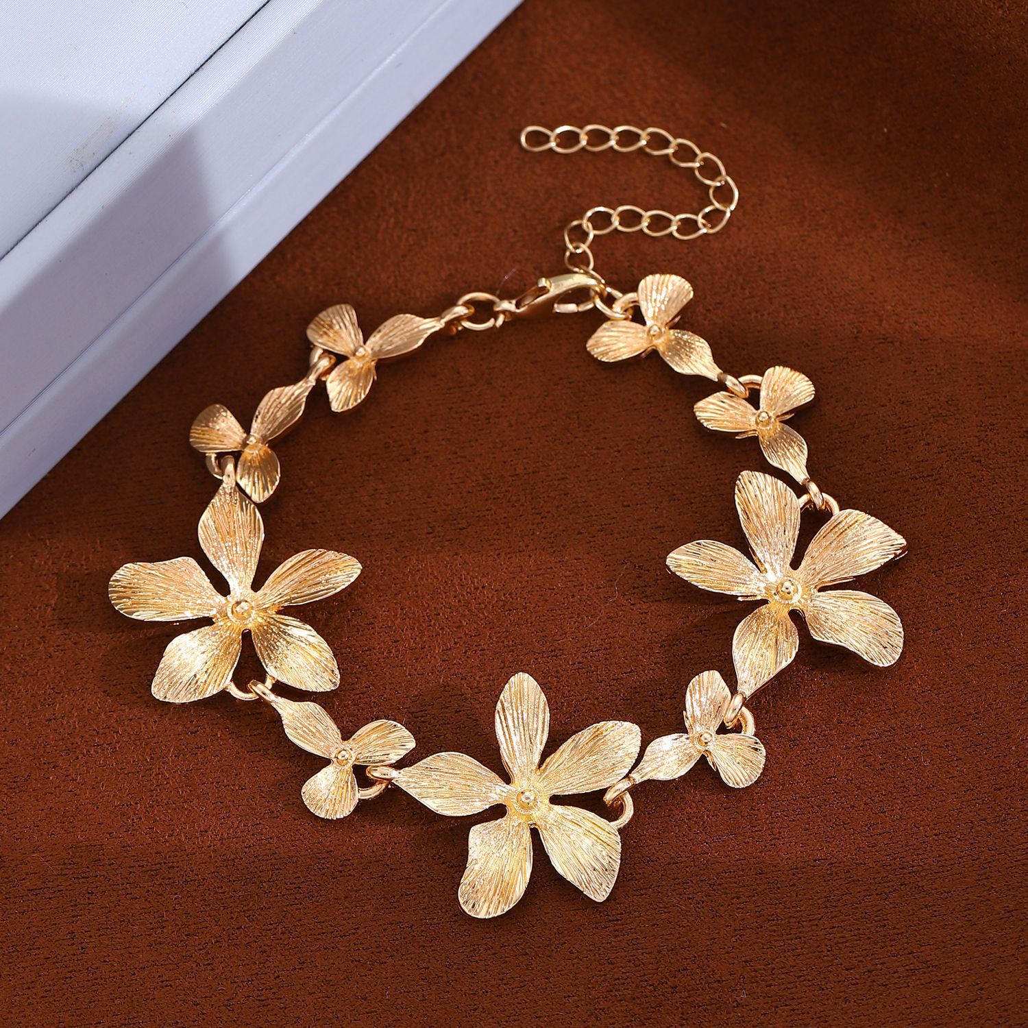 Wholesale European and American Sweet Niche Bracelet Ins Tulip Bracelet Women's Fashion Diamond Flower Bracelet Spring and Summer Cross-border Accesso