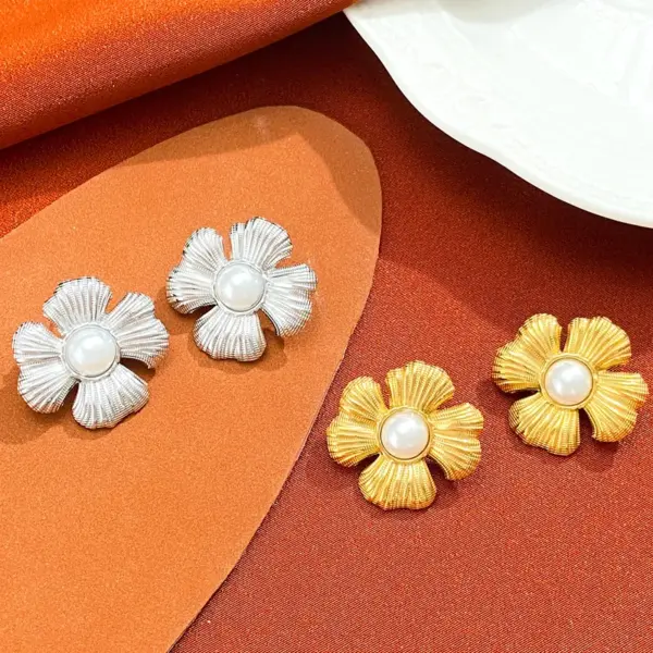 Wholesale 304 Stainless Steel Heart Shape Flower PVD Coated Gold Plated Vintage Style Simple Style Waterproof Non Tarnish Gold Ear Studs
