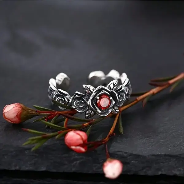 Wholesale Waterproof Non Tarnish Flowers Ring In Copper With Electroplated Gold Plating And Rhinestone Inlay