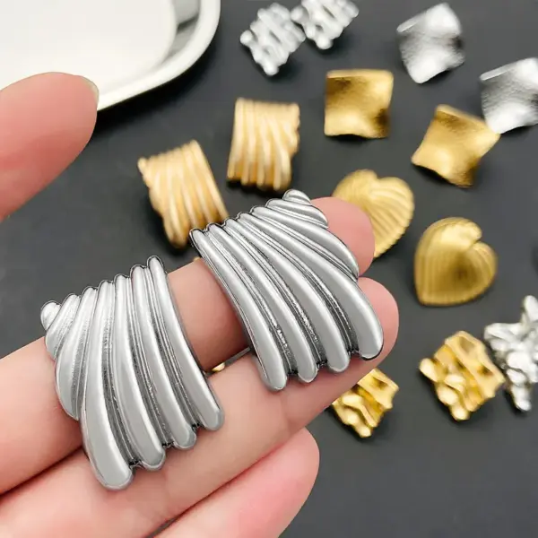 Wholesale 304 Stainless Steel Heart Shape Flower PVD Coated Gold Plated Vintage Style Simple Style Waterproof Non Tarnish Gold Ear Studs