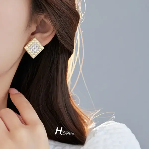 Wholesale Rhombus Stud Earrings For Women With 925 Sterling Silver Posts, Copper Base, Electroplated 14K Real Gold, And Zircon Inlay