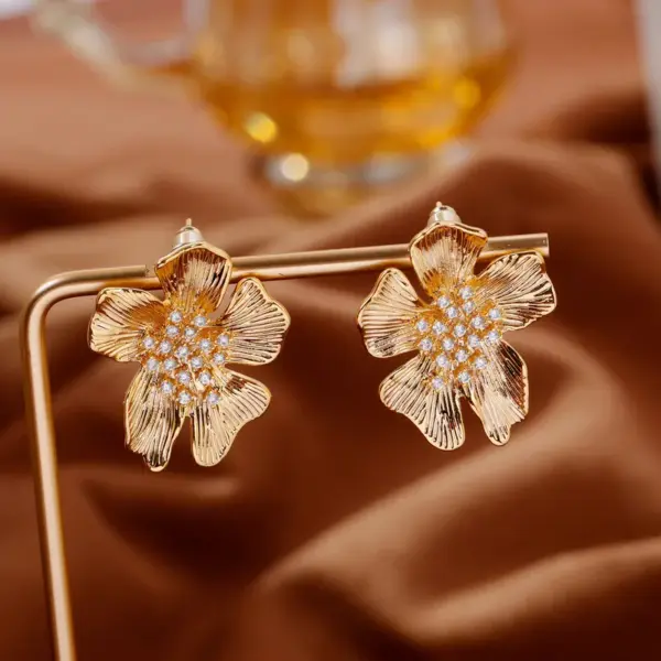 Wholesale Retro Floral Metal Zirconia Stud Earrings Women Simple Cold Style New Gold Color Ear Jewelry Bohemian Pattern Copper Material