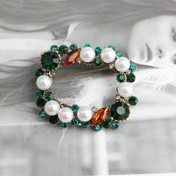 Wholesale Asymmetrical Zinc Alloy Pin Garland With Artificial Pearl Inlay, Perfect For Independence Day