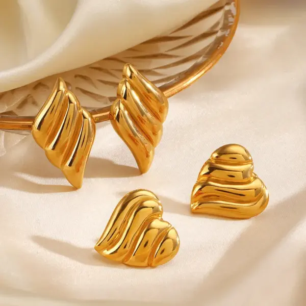 Wholesale Ion Plating (IP) 18K Gold Plated Heart Shape Wings 304 Stainless Steel IG Style Waterproof Non Tarnish Ear Studs