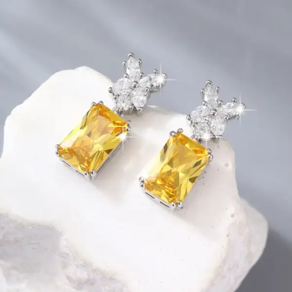 Wholesale 1 Pair Casual Elegant Glam Round Oval Owl Copper Zircon Electroplated Women's Ear Studs