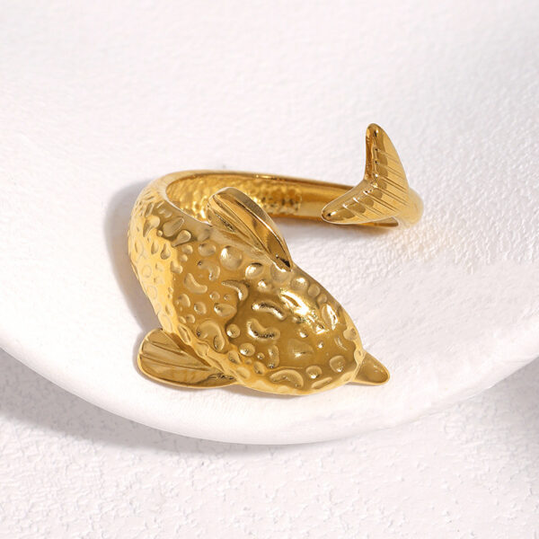 Wholesale Cute stainless steel dolphin ring, gold-plated and colorfast, open titanium steel ring
