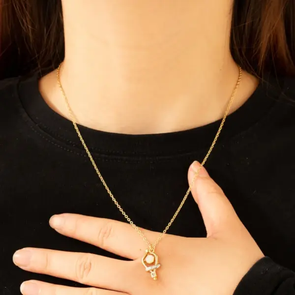 Wholesale Three-dimensional Letter Necklace For Women With Electroplating KC Golden Plated Copper, Artificial Rhinestones, And Cable Chain