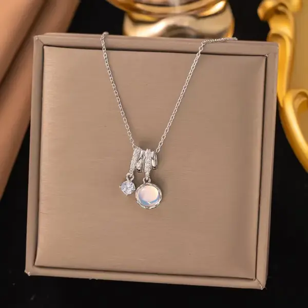 Wholesale Round Inlay Pendant Necklace For Women In Copper With 18K Real Gold Plated Water Plating And Artificial Rhinestones On Cable Chain