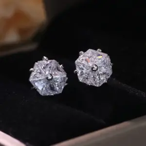 NS934-19 / Zircon