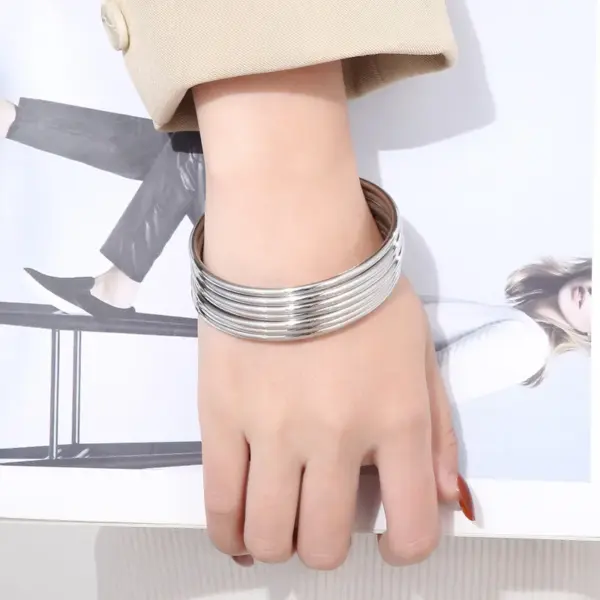 Wholesale 304 Stainless Steel Solid Color Electroplating 18k Gold Plating Formal Waterproof Non Tarnish Bangle