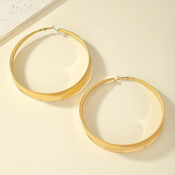 oly-a0f51c15b2ac6c053a4b84d9b1a57ba0 Wholesale golden circle shape plain ring flat earrings retro personality exaggerated simple design earrings