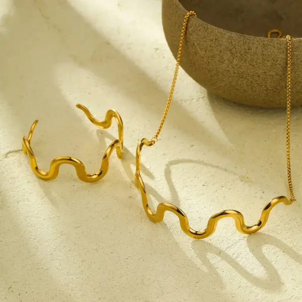 Wholesale PVD Coated Real Gold Plated 18K Gold Waves 304 Stainless Steel Retro Simple Style Waterproof Non Tarnish 304 Stainless Steel Necklace