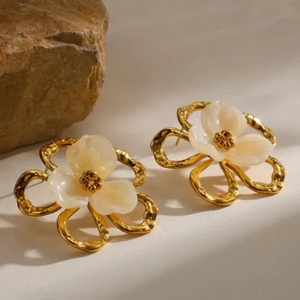 Wholesale Electroplated Flowers Stud Earrings In 18K Real Gold Plated 304 Stainless Steel With PVD Coated 0.03µm Thickness