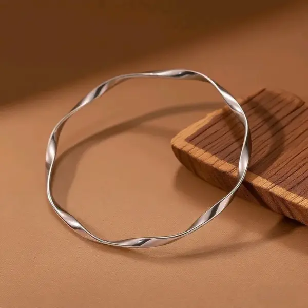 Wholesale Non-Tarnishing Titanium Steel Mobius Ring Bracelet For Women Irregular Simple Design Luxurious Style Hand Jewelry