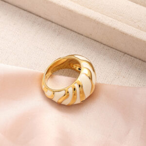 White enamel ring 7 yards (inner circumference of about 54mm)