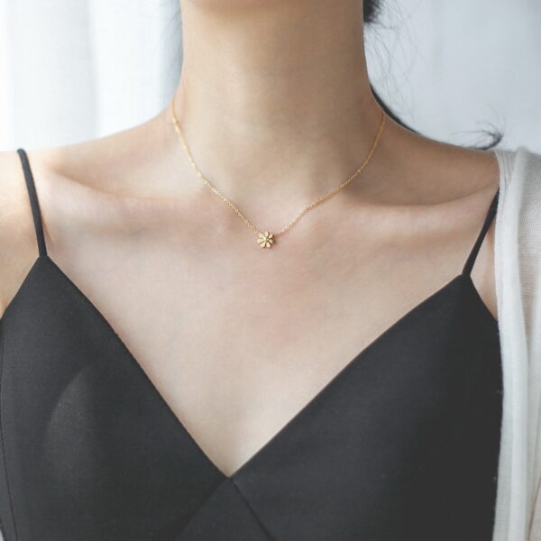 Wholesale  States wholesale Daisy necklace women's clavicle chain simple sunflower sweater chain cold wind Valentine's Day
