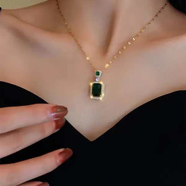 Wholesale Square Claw Setting Pendant Necklace For Women In Copper With KC Golden Plated Water Plating And Zircon Inlay, Featuring Lip Chain
