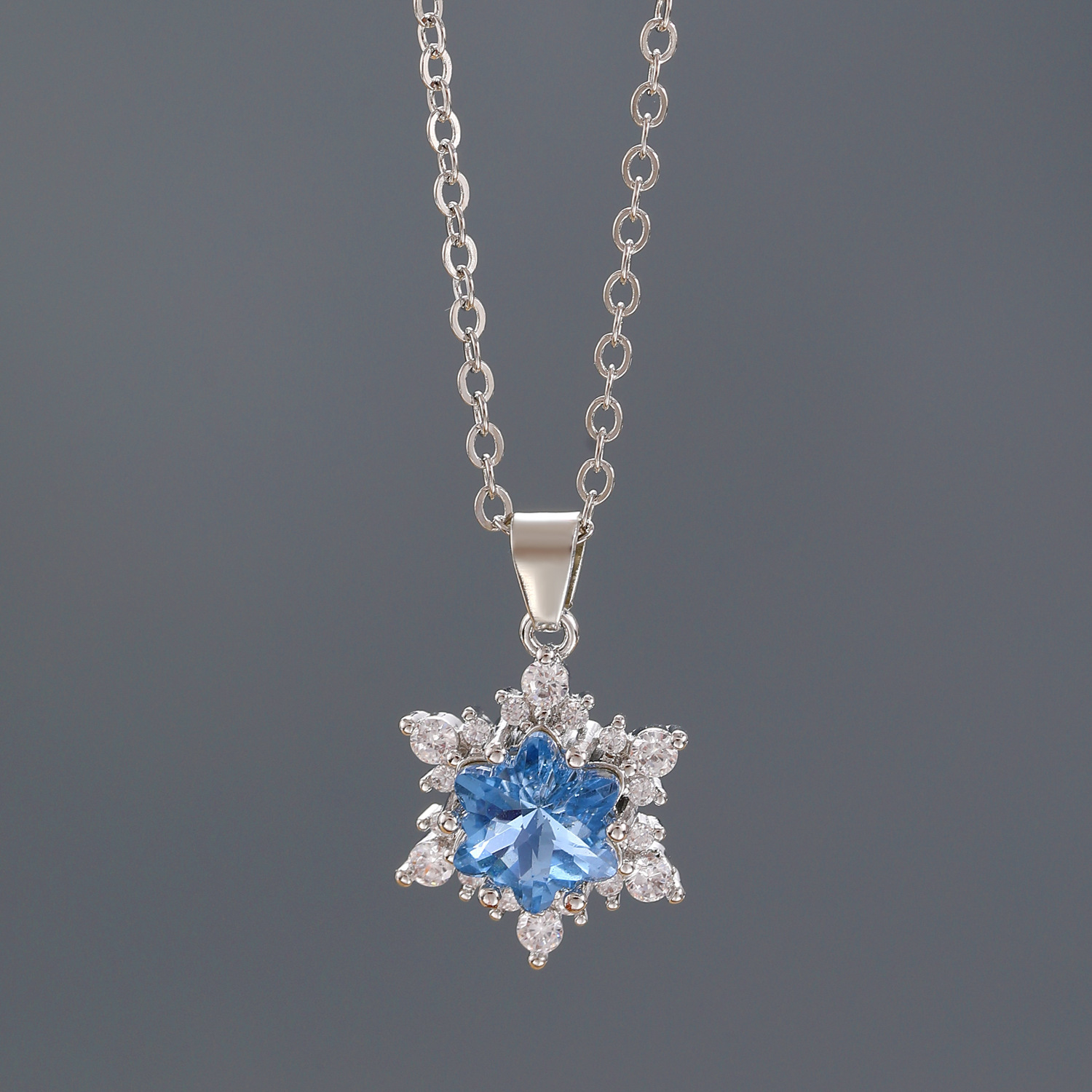Wholesale New light luxury high-end full diamond snowflake necklace women's fashion simple Joker autumn and winter sweater chain manufacturers